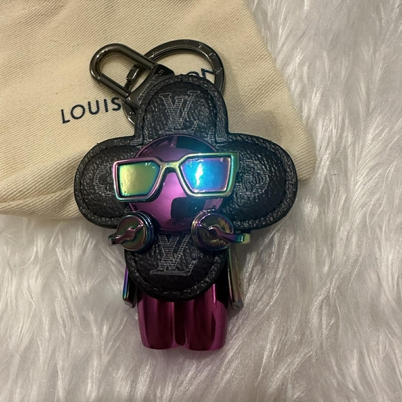 Louis V Multicolor Keychain - Picture 6 of 8